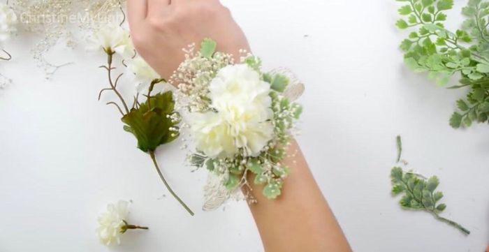 corsage 2