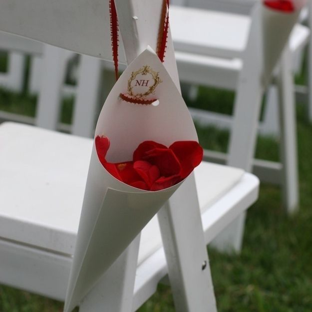 En conos sujetos a la silla de la ceremonia