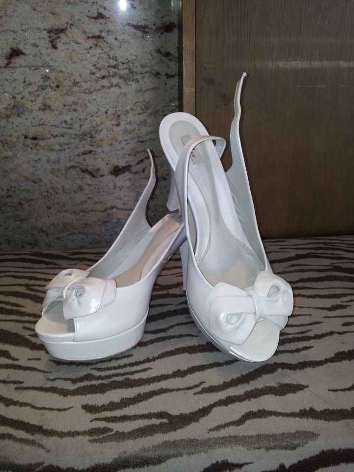 mis zapatos blancos