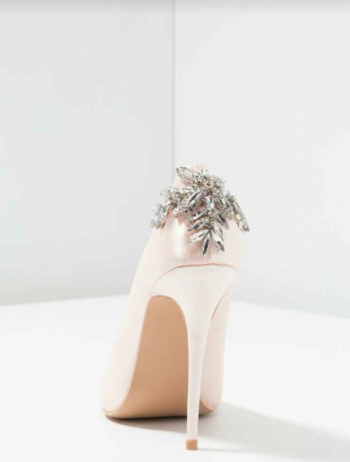 Enséñanos tus zapatos y tocado bodil. - 2