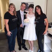 Núria (maquilladora), Desiree (peluquera) y los novios