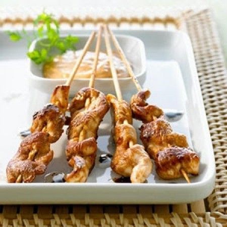 SATE GAY, POLLO CON SALSA DE CACAHUETES
