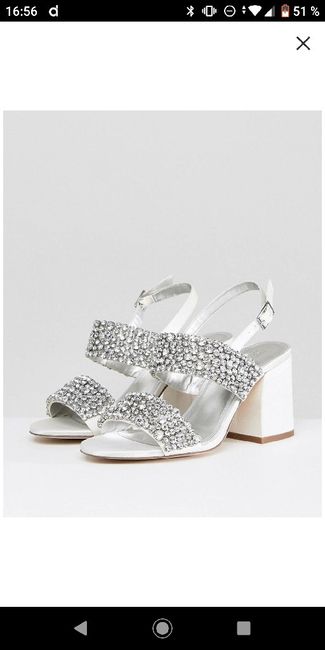 Sandalias blancas con poco tacon - 1