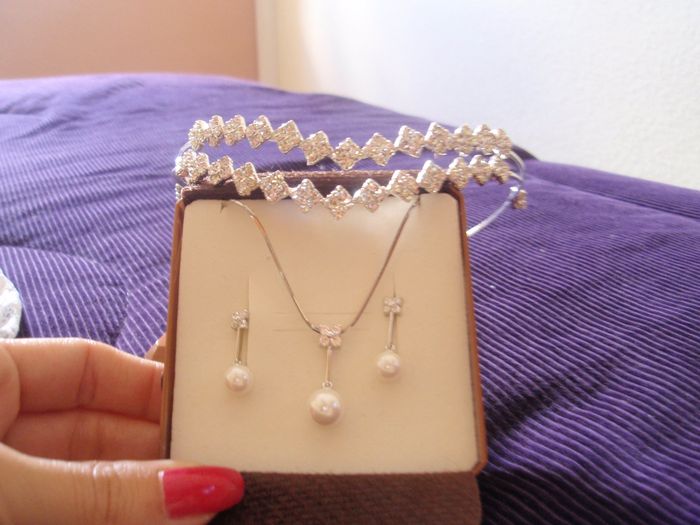 TIARA,PENDIENTES Y GARGANTILLA