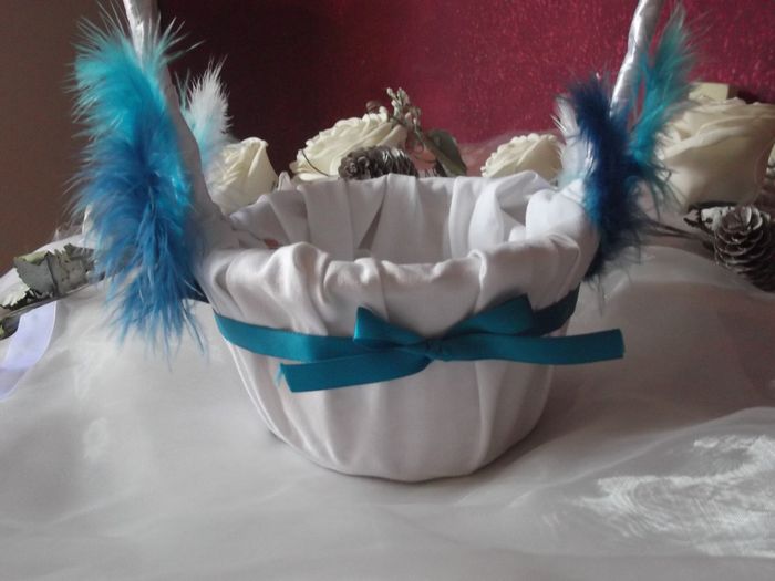 Cesta con plumas