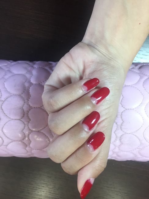 El debate de Laury: ¿uñas rojas o francesa? 2
