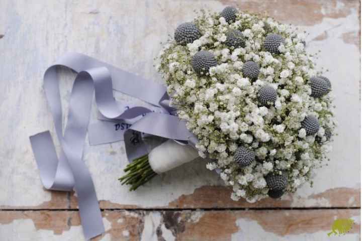 Ramo de paniculata y craspedia en gris