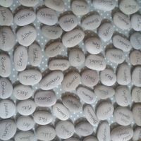 Nombres en las mesas: piedras