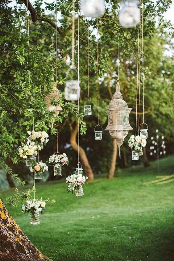 Votes decorativos con flores y velas