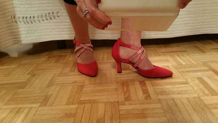 Zapatos rojos tacón medio. - 1