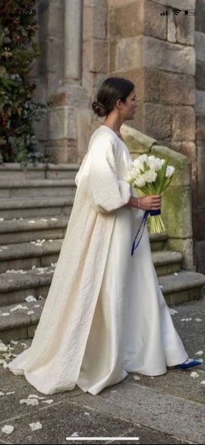 Opciones de “abrigo” para novias de otoño e invierno 41