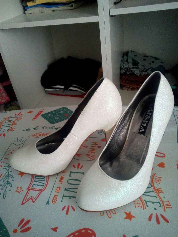 Enséñanos tus zapatos y tocado bodil. - 1
