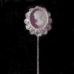 alfiler camafeo brillantitos