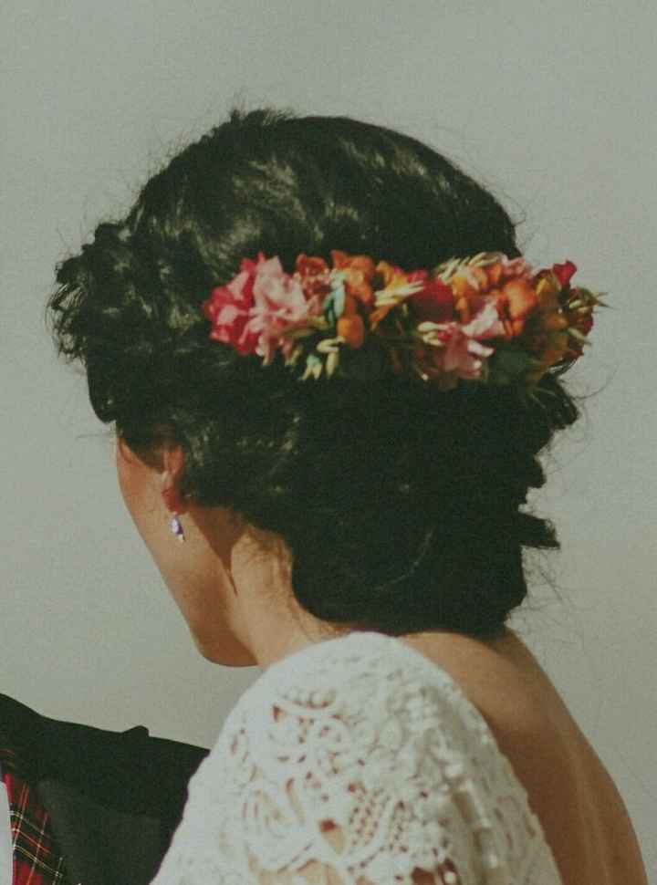 ¿adorno floral en el pelo?' - 1