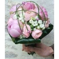ramo de rosas y peonias