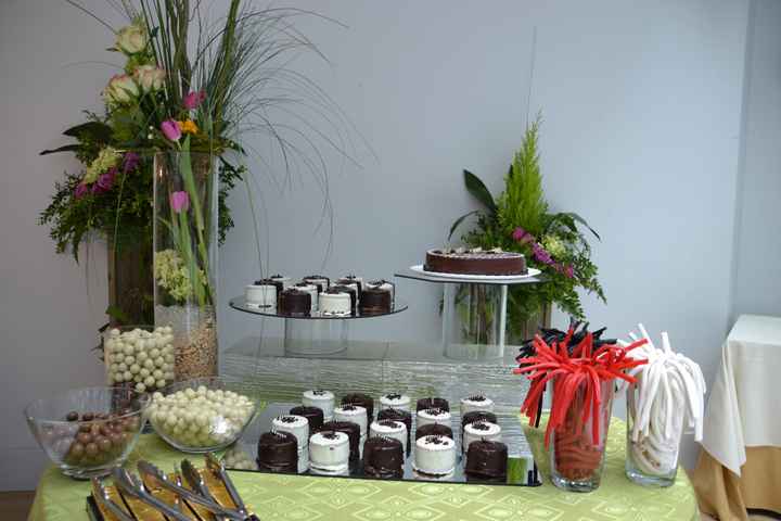 La mesa de postres y gominolas
