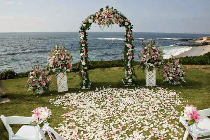 Arco de flores en césped