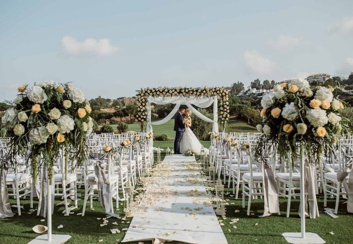 Arco de flores en césped con alfombra