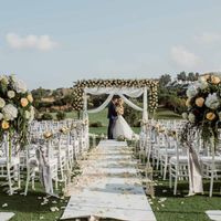 Arco de flores en césped con alfombra