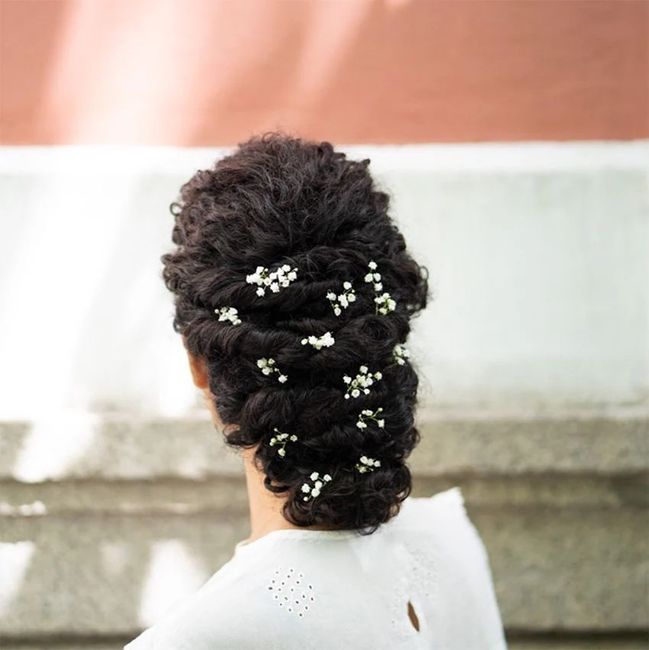 Ideas de peinados para novias e invitadas con pelo rizado 👩‍🦱 1