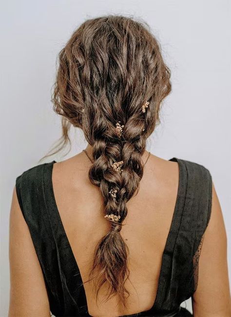 Ideas de peinados para novias e invitadas con pelo rizado 👩‍🦱 3