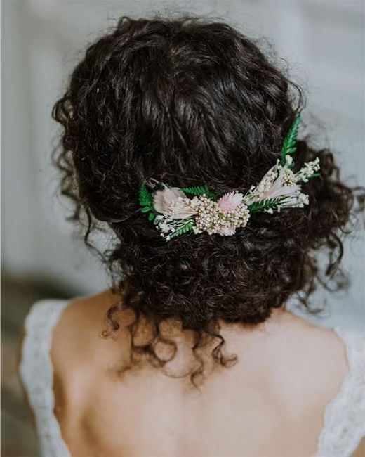 Ideas de peinados para novias e invitadas con pelo rizado 👩‍🦱 4