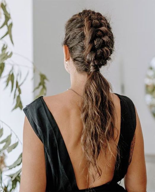 Ideas de peinados para novias e invitadas con pelo rizado 👩‍🦱 6