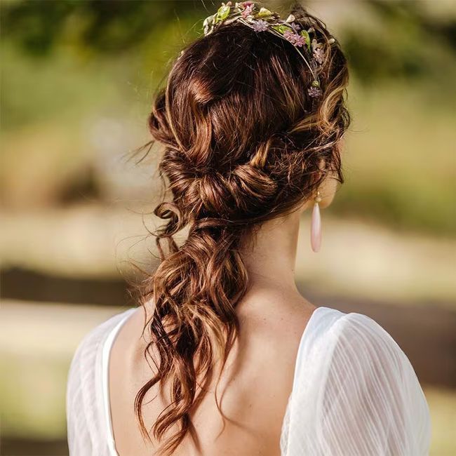 Ideas de peinados para novias e invitadas con pelo rizado 👩‍🦱 8