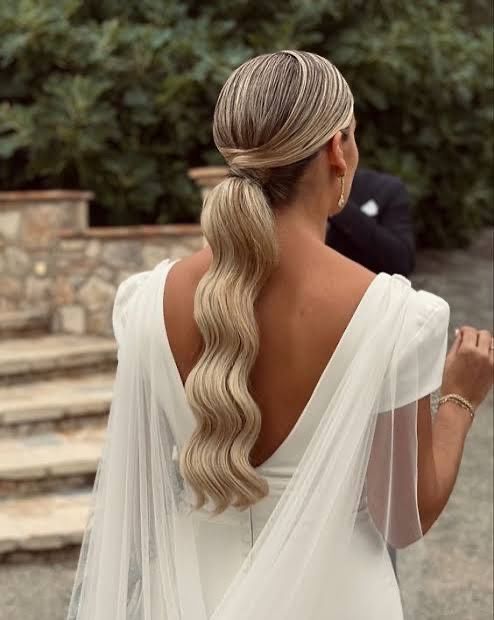 Coletas para novias: elegancia y frescura en un solo look 4