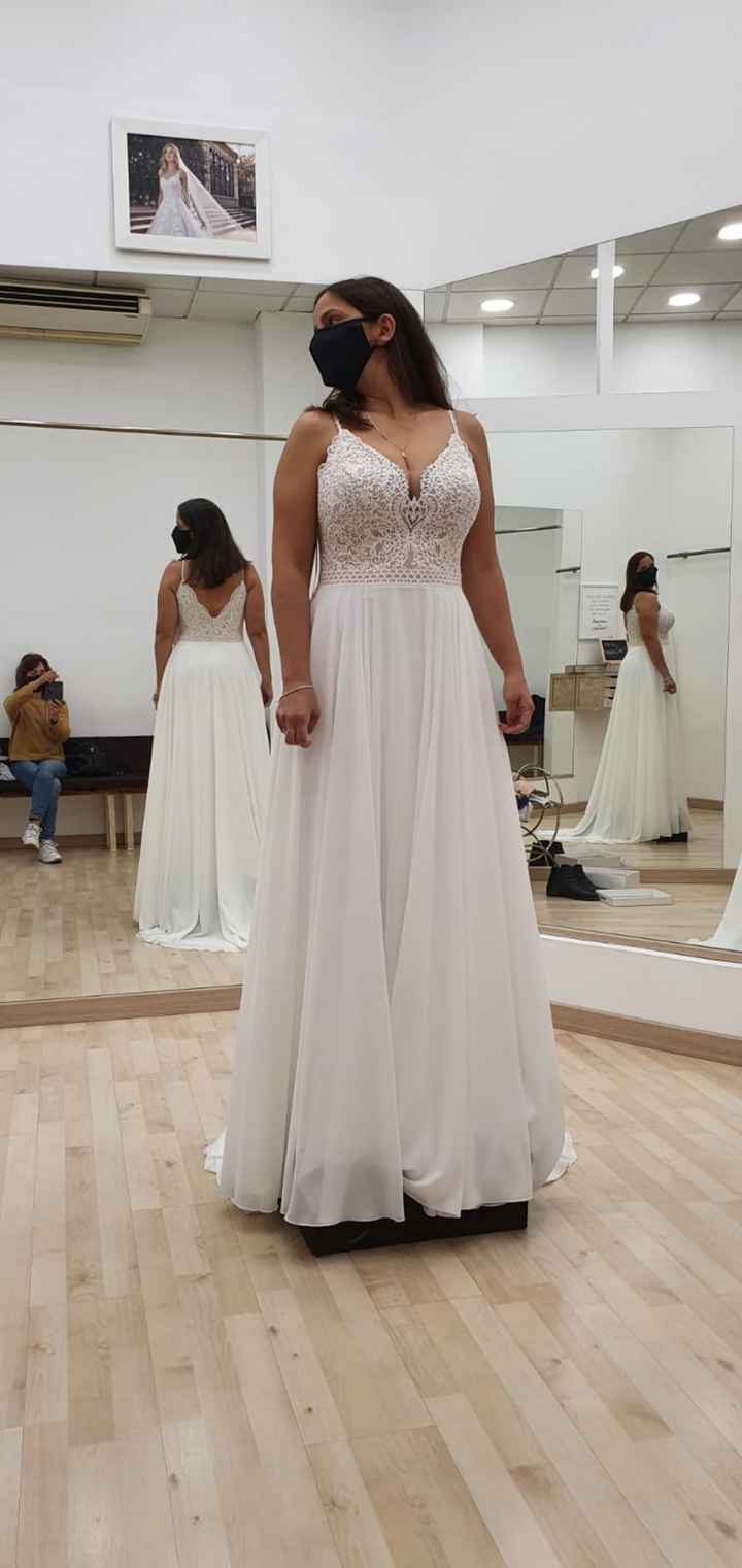 Mi amiga no me quiere dar las fotos de los vestidos - 1