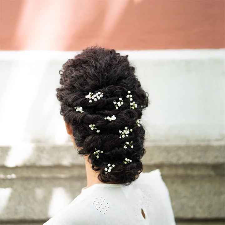 Ideas de peinados para novias e invitadas con pelo rizado 👩‍🦱 - 1
