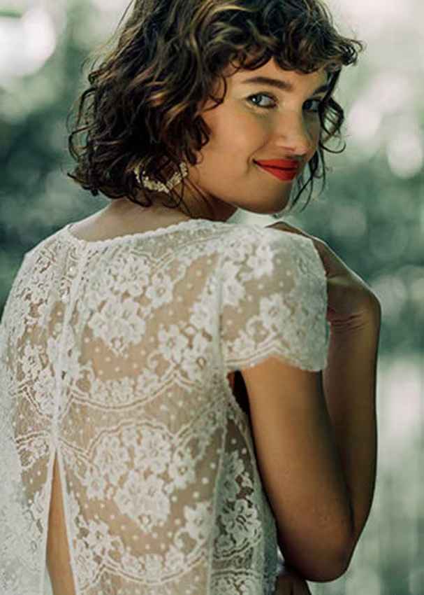 Ideas de peinados para novias e invitadas con pelo rizado 👩‍🦱 - 2