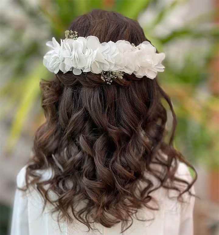 Ideas de peinados para novias e invitadas con pelo rizado 👩‍🦱 - 5
