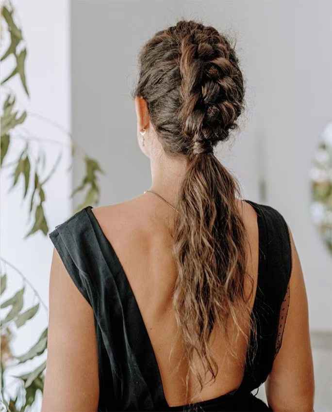 Ideas de peinados para novias e invitadas con pelo rizado 👩‍🦱 - 6
