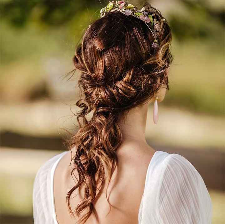 Ideas de peinados para novias e invitadas con pelo rizado 👩‍🦱 - 8