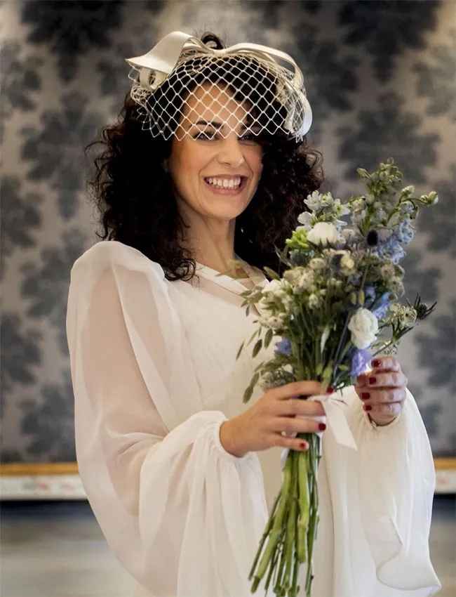 Ideas de peinados para novias e invitadas con pelo rizado 👩‍🦱 - 9
