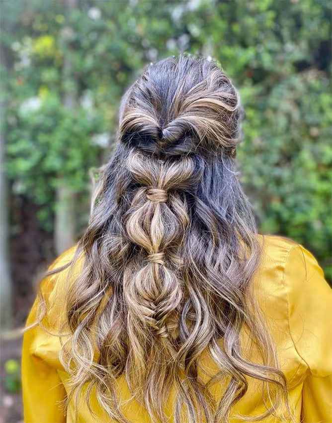 Ideas de peinados para novias e invitadas con pelo rizado 👩‍🦱 - 10