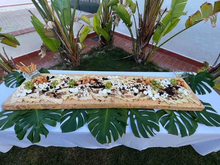 Mesa de quesos y embutidos - 1