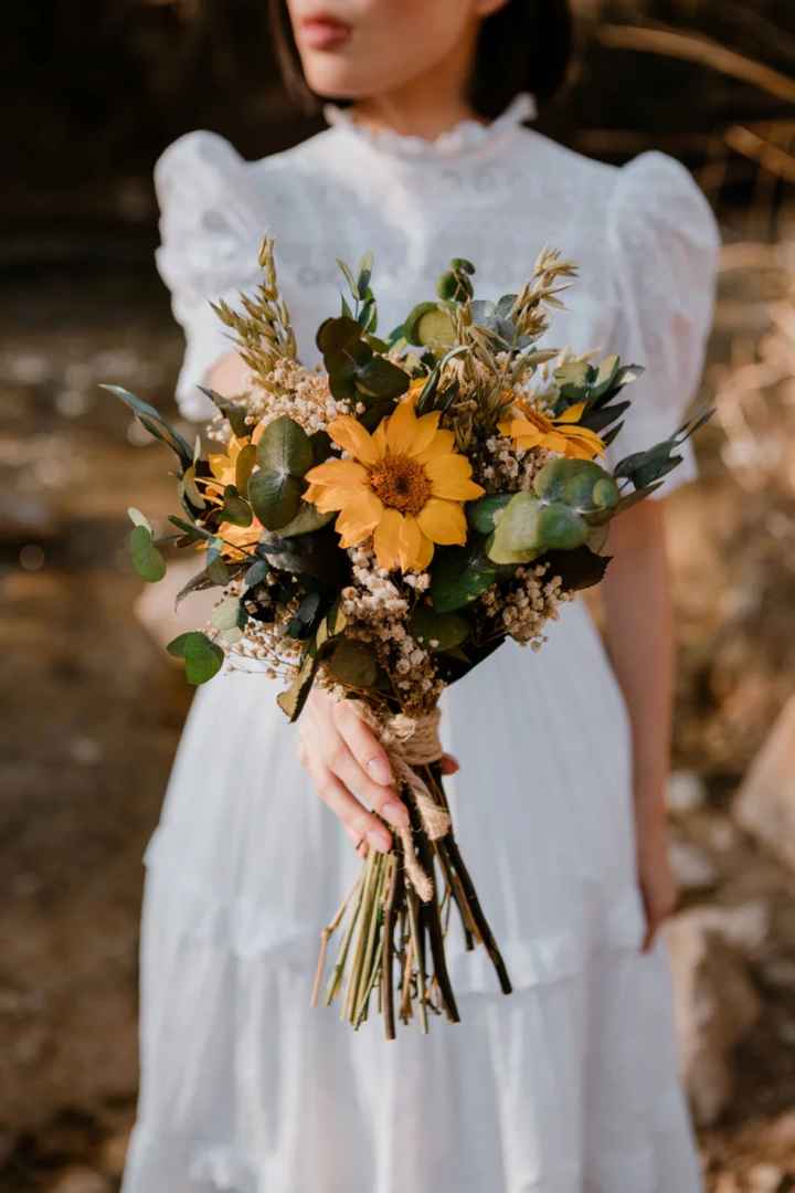 Incluir flores de temporada en el ramo de novia - 5