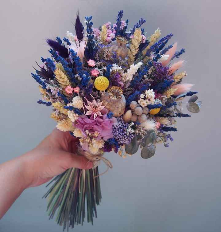 Incluir flores de temporada en el ramo de novia - 8