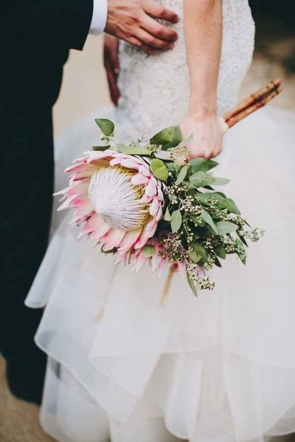 Incluir flores de temporada en el ramo de novia - 15