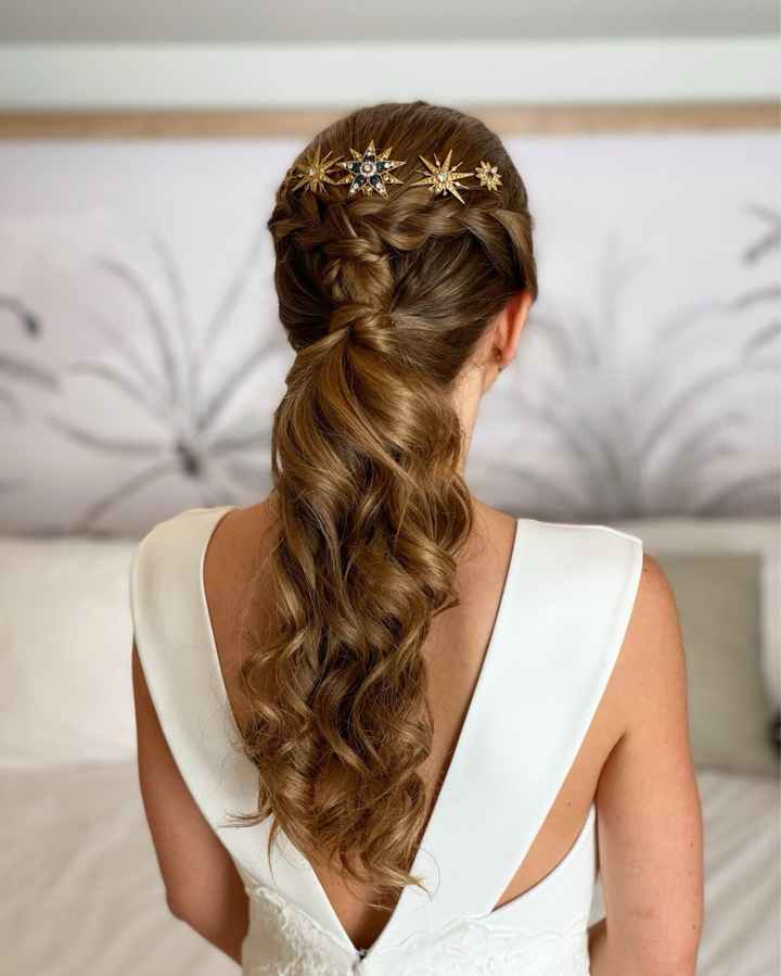 Coletas para novias: elegancia y frescura en un solo look - 1