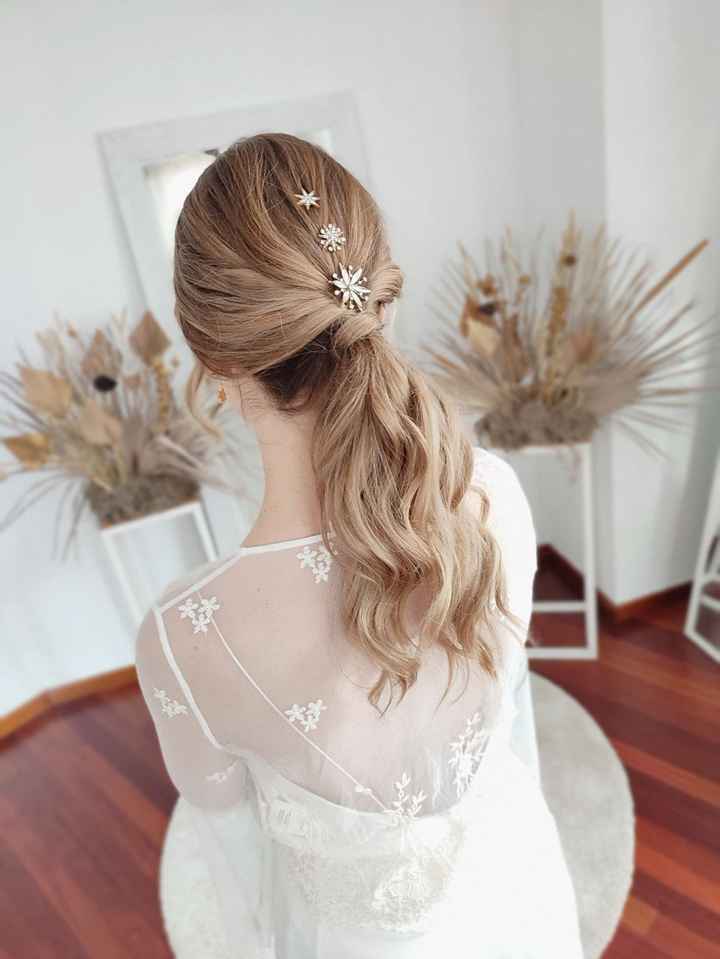 Coletas para novias: elegancia y frescura en un solo look - 3