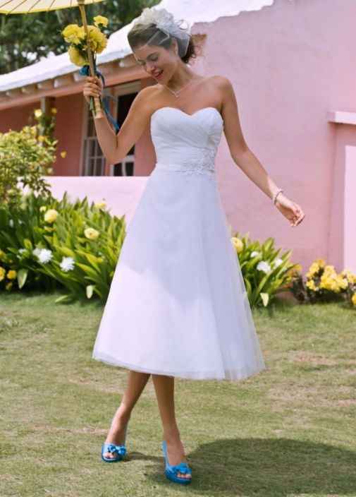 Vestido blanco, zapatos azules - 3