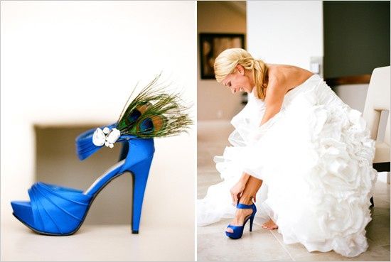 Vestido blanco, zapatos azules - 5
