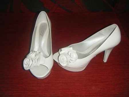 ZAPATOS GODY BLANCOS?
