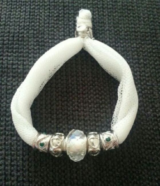  Pulseras con restos del traje - 2