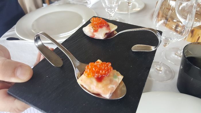 Ravioli con salmón y verduras