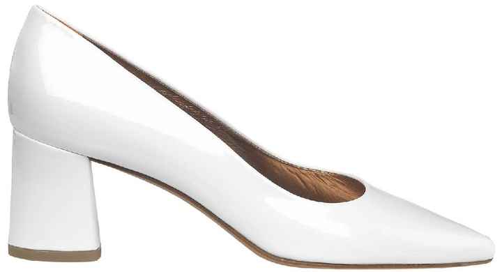 Vestido beige y zapato blanco? - 2