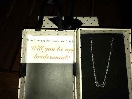 Will you be my bridesmaid? o quieres ser mi dama de honor?